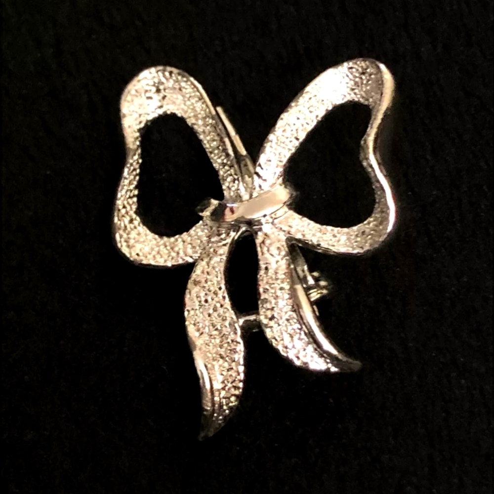 Vintage Gerry’s Silvertone Bow Brooch Pin